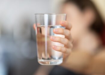 защо е полезно да се пие топла вода