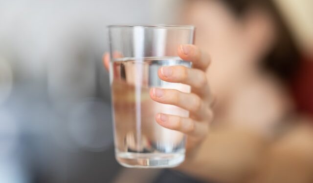 защо е полезно да се пие топла вода